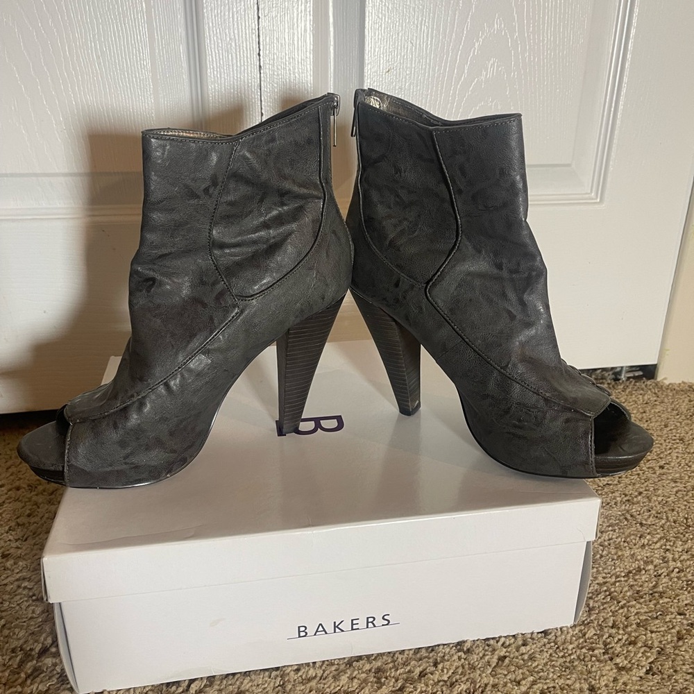 WOMENS OPEN TOE BOOTIES SZ 8.5 BAKERS